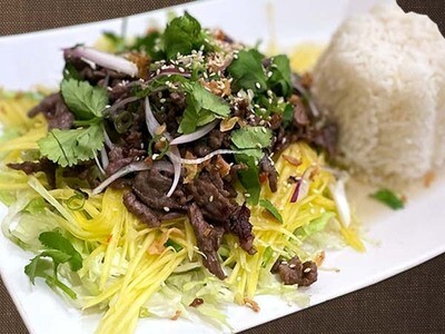 A18: Bò xào xoài (ND) – Wokrind auf Mango, Salat mit Dressing + Reis