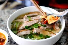 A10k: Phở vịt nưa – Konjaknudelsuppe mit Entenbrust