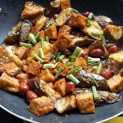 A2m:  Đậu hũ xào cà tím – Woktofu mit Melanzani, Broccoli, Paprika