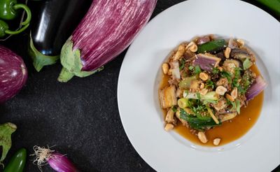 A3m: Gà xào cà tím – Wokhuhn mit Melanzani, Broccoli, Paprika