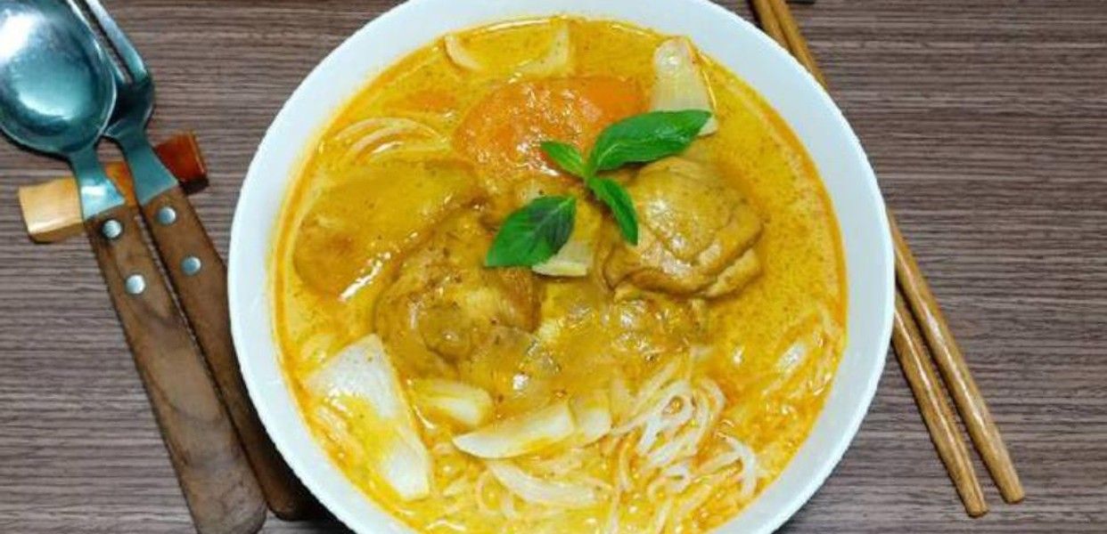 A11: Bún gà cà ri – Reisnudelsuppe mit Hühnerfleisch, Gemüse u. Kokos-Curry-Sauce