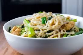 A13: Phở xào chay (FE) – Reisbandnudeln angebraten mit Tofu und Gemüse, vegetarisch