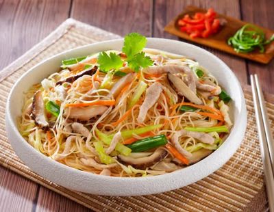 A14k: Bún nưa xào gà – Konjaknudeln angebraten mit Hühnerfleisch und Gemüse