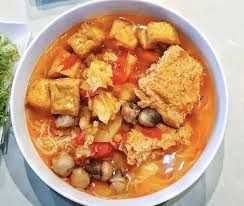 A11t: Bún đậu hũ cà ri (F) – vegetarische Reisnudelsuppe mit Tofu, Gemüse u. Kokos-Curry-Sauce