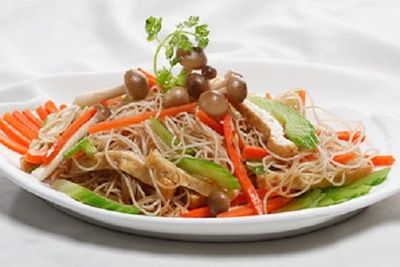 A13k: Bún nưa xào chay (FE) – Konjaknudeln angebraten mit Tofu und Gemüse, vegetarisch