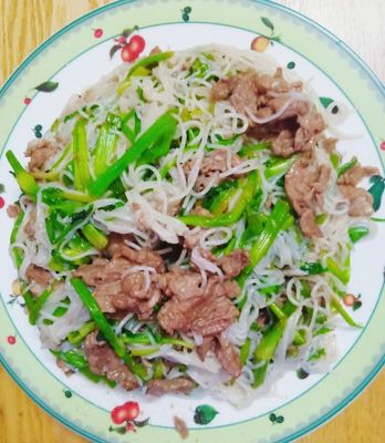A15k: Bún nưa  xào bò (L) – Konjaknudeln angebraten mit Rindfleisch und Gemüse, Sellerie, Ananas