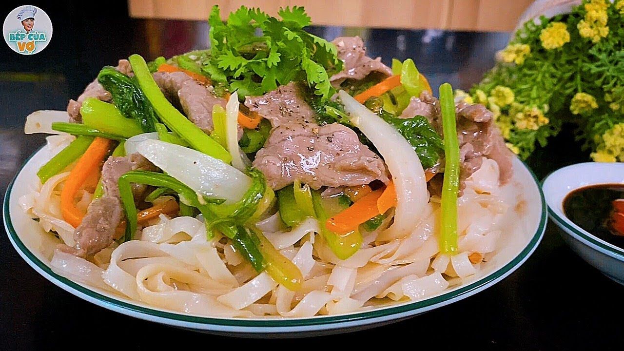 A15: Phở xào bò (L) – Reisbandnudeln angebraten mit Rindfleisch und Gemüse, Ananas