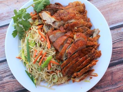 A17: Phở xào vịt – Reisbandnudeln angebraten mit Ente und Gemüse A17: Phở xào vịt – Reisbandnudeln angebraten mit Ente und Gemüse