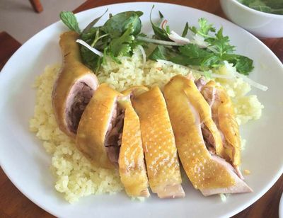 A20: Gà lá chanh (D) – Gegrilltes Hühnerfleisch, Limettenblatt, Salat mit Dressing und Reis A20: Gà lá chanh (D) – Gegrilltes Hühnerfleisch, Limettenblatt, Salat mit Dressing und Reis