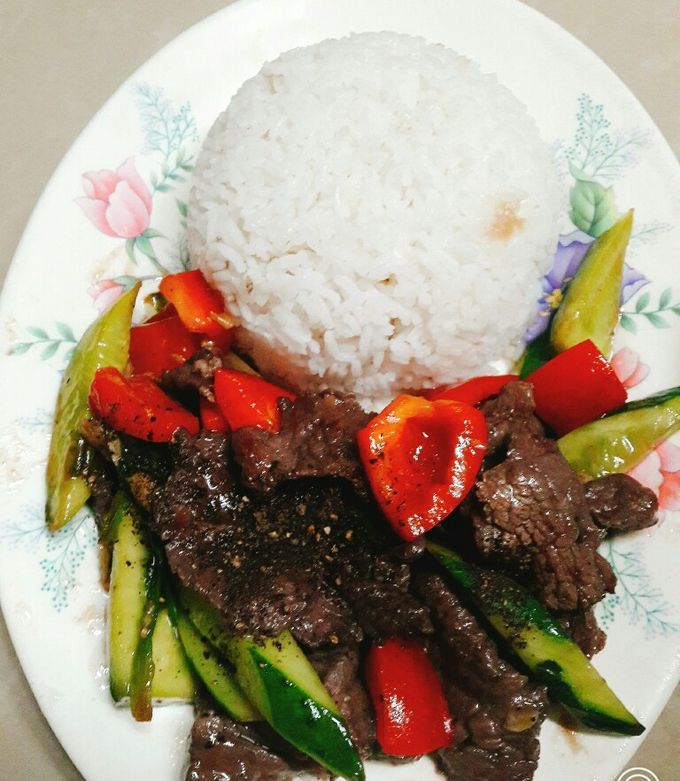 A4: Bò xào (L) – Wokrind mit Gemüse, Sellerie uns Ananas