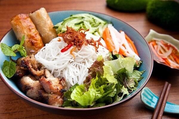 A19h: Bún thit chả giò (DE) – Reisnudelsalat mit Schweinefleisch und Frühlingsrollen
