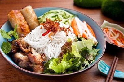 A19h: Bún thit chả giò (DE) – Reisnudelsalat mit Schweinefleisch und Frühlingsrollen