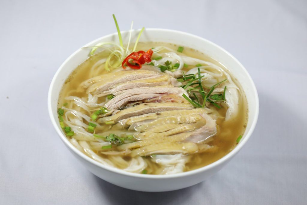 A8: Phở gà – Nationalgericht, Bandnudelsuppe mit Hühnerfleisch A8: Phở gà – Nationalgericht, Bandnudelsuppe mit Hühnerfleisch