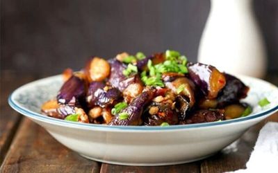 A4m: Bò xào cà tím – Wokhuhn mit Melanzani, Broccoli, Paprika