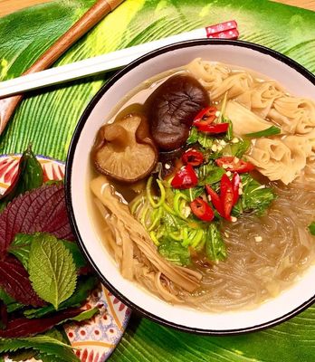 A9k: Phở chay nưa (F) – Nationalgericht, vegetarische Konjaknudelsuppe, mit Tofu und Gemüse  (ohne zusätzliche Portion Kräuter)