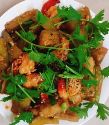 A5m: Tôm xào cà tím (B) – Wokgarnelen mit Melanzani, Broccoli, Paprika