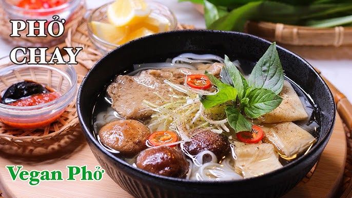 A9: Phở chay – Nationalgericht, vegetarische Bandnudelsuppe mit Tofu und Gemüse (ohne zusätzliche Portion Kräuter)