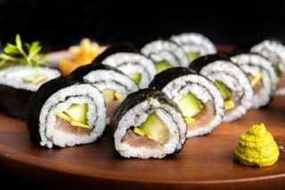 LTM: Lachs Tempura Maki (D) – Großer Maki mit geb. Lachs, 8 Stk