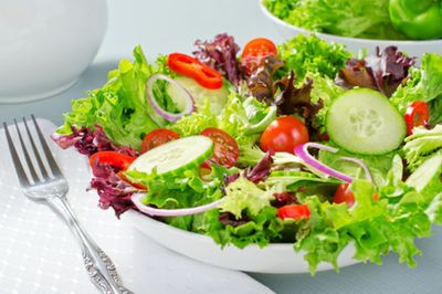 V11: Gỏi thập cẩm – Gemischter Salat mit Karotten, Mango, Gurke, Tomaten