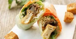 V6: Cuốn đậu hũ (EF) – Sommerrolle mit Tofu, Reisnudeln, Erdnuss, Salat, Koriander, 2 Stk, Hoisinsauce-Dip dabei