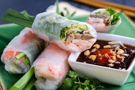 V8: Cuốn vịt – Sommerrolle mit Ente, Reisnudeln, Karotte, Salat, Koriander, Minze, 2 Stk, Fischsauce-Dip dabei