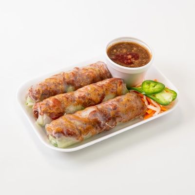 V9: Cuốn thịt quay (D)– Sommerrolle mit gegrilltem Schweinefleisch, Reisnudeln, Gurke, Karotte, Salat, Koriander, Minze, 2 Stk, Fischsauce-Dip dabei