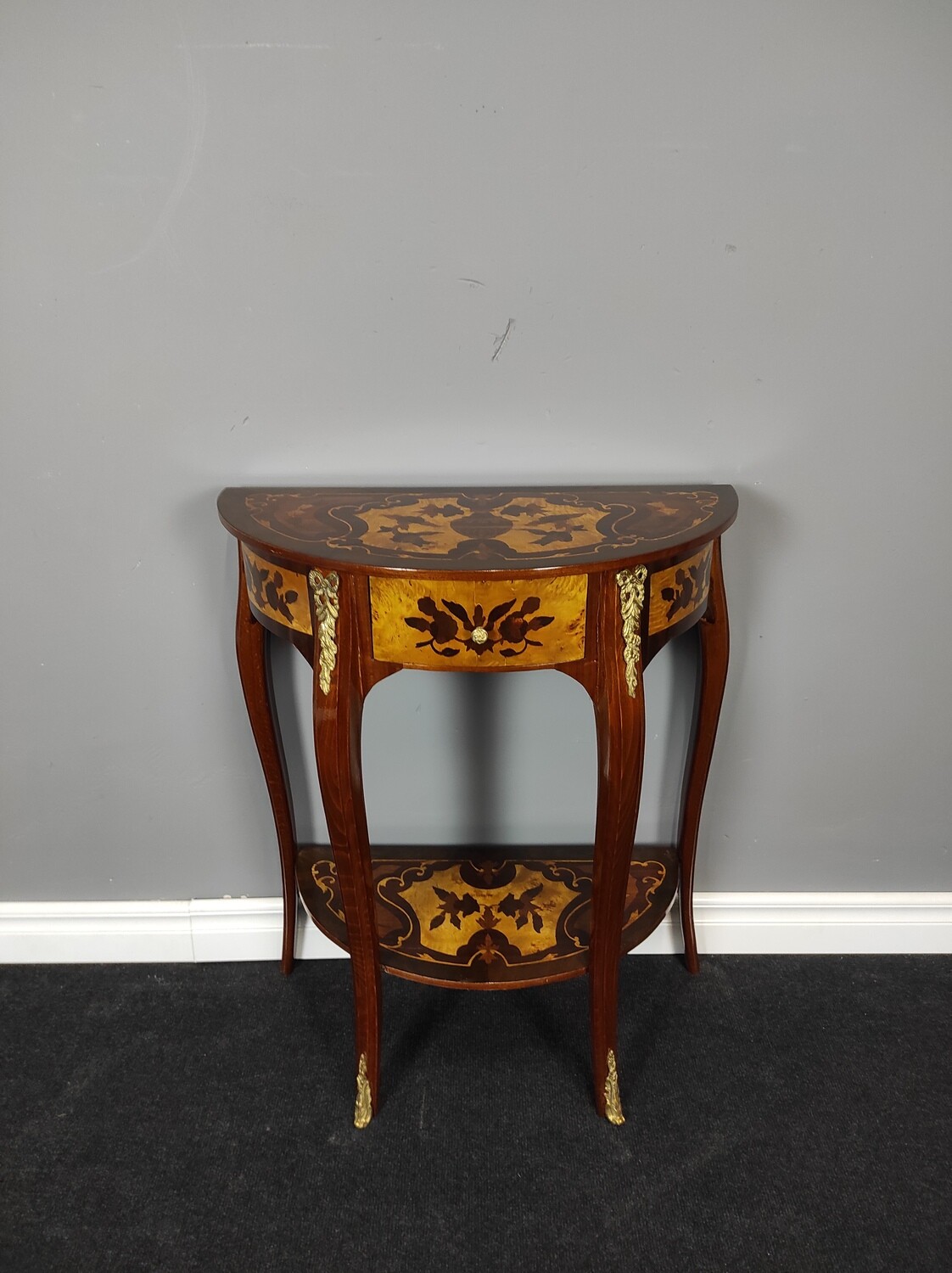 &quot;Marquetry&quot; stiliaus stalelis