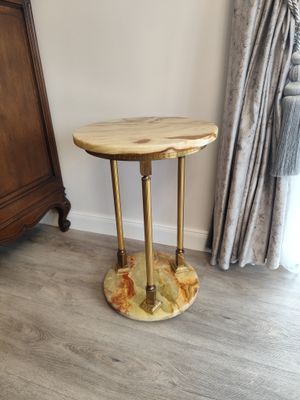 Dviaukštis stalelis su onikso akmenukais