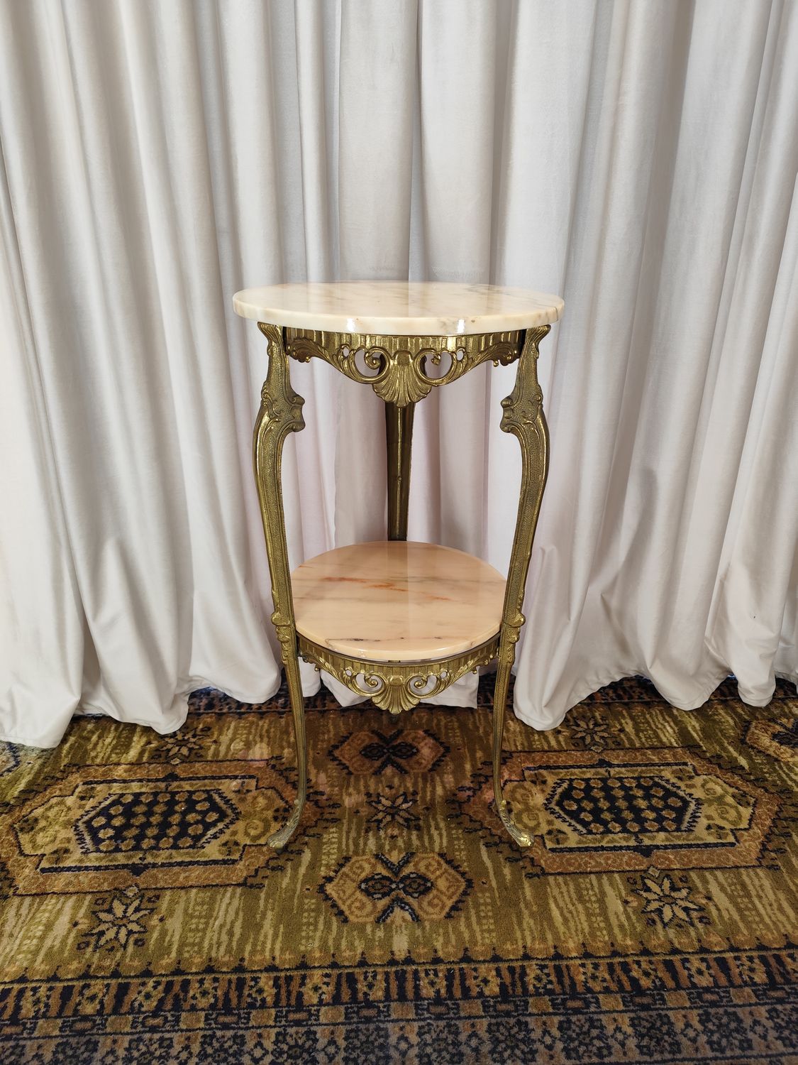 Stalelis su onikso akmenukais