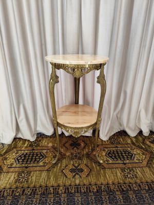 Stalelis su onikso akmenukais