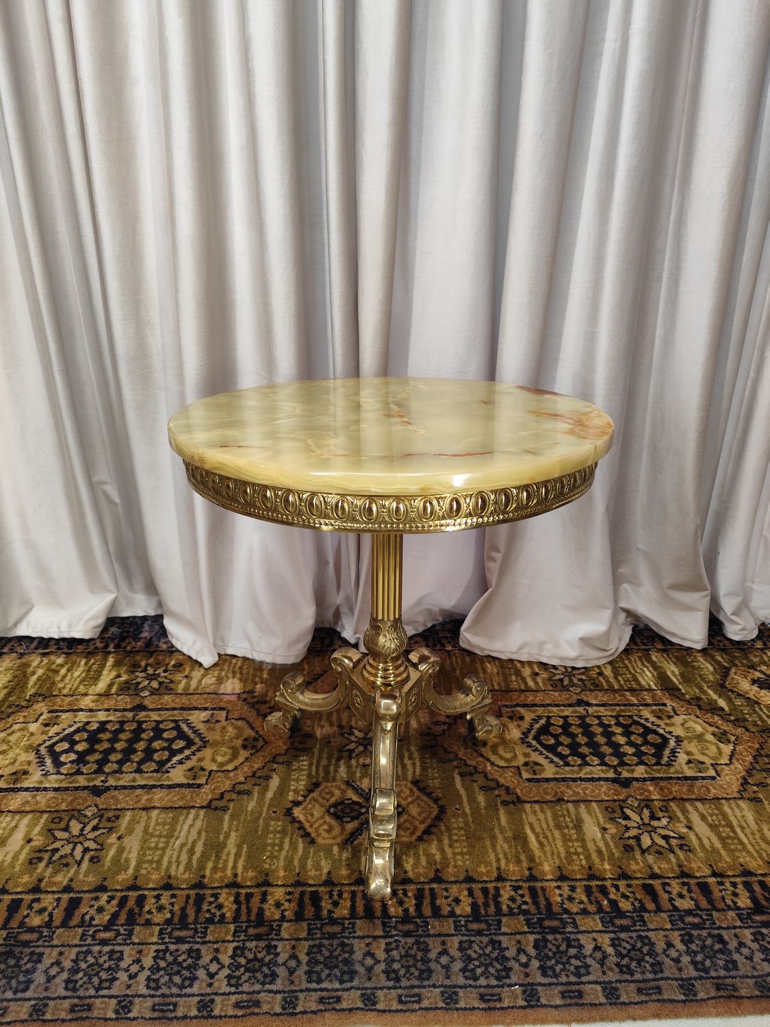 Staliukas su onikso akenuku