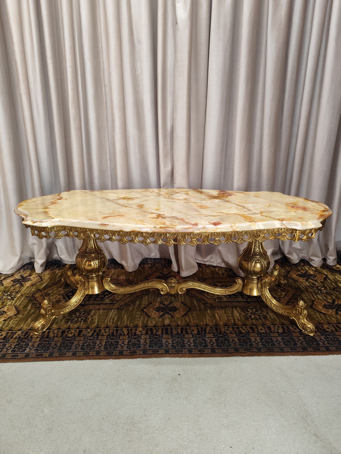 Kavos stalelis su onikso akmeniu