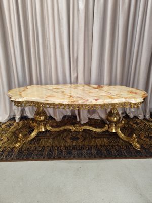 Kavos stalelis su onikso akmeniu