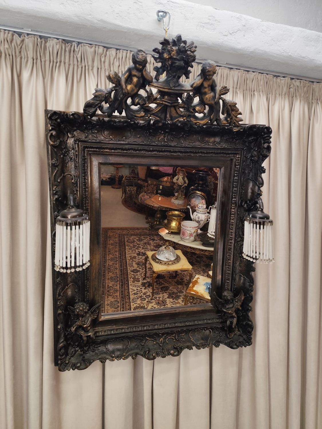 Veidrodis kartu su sieniniais šviestuvais