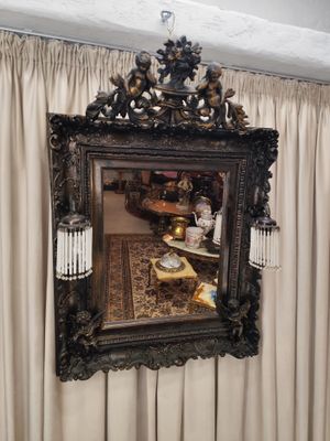 Veidrodis kartu su sieniniais šviestuvais