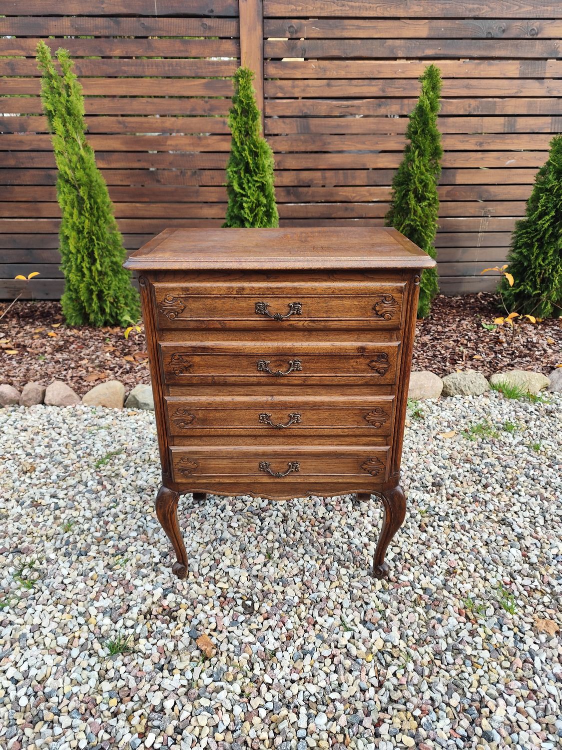 Komodėlė su stalčiais