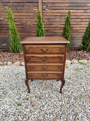 Komodėlė su stalčiais