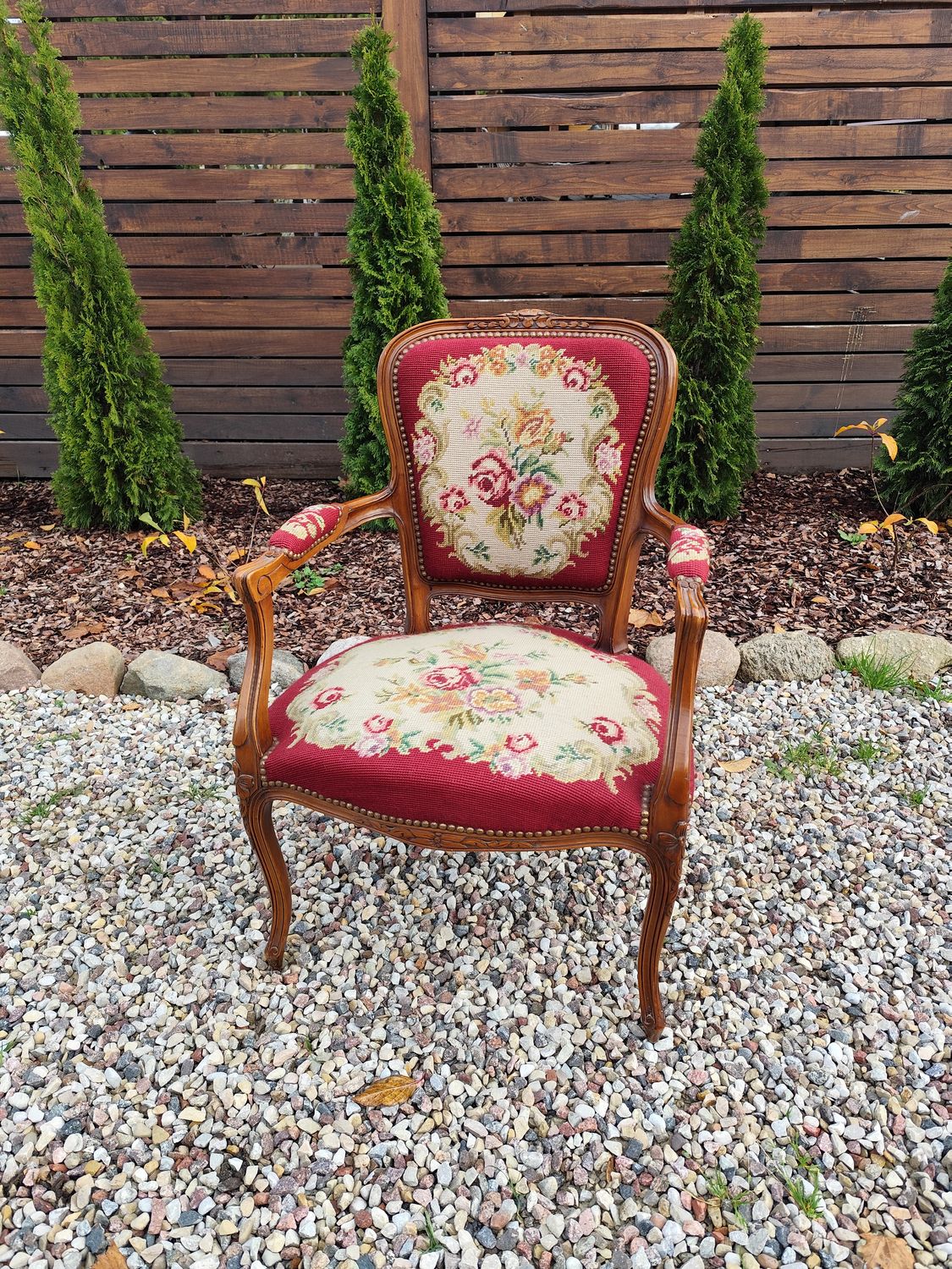 Krėsliukas su gobelenu