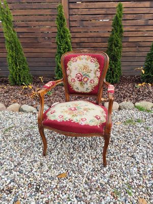 Krėsliukas su gobelenu