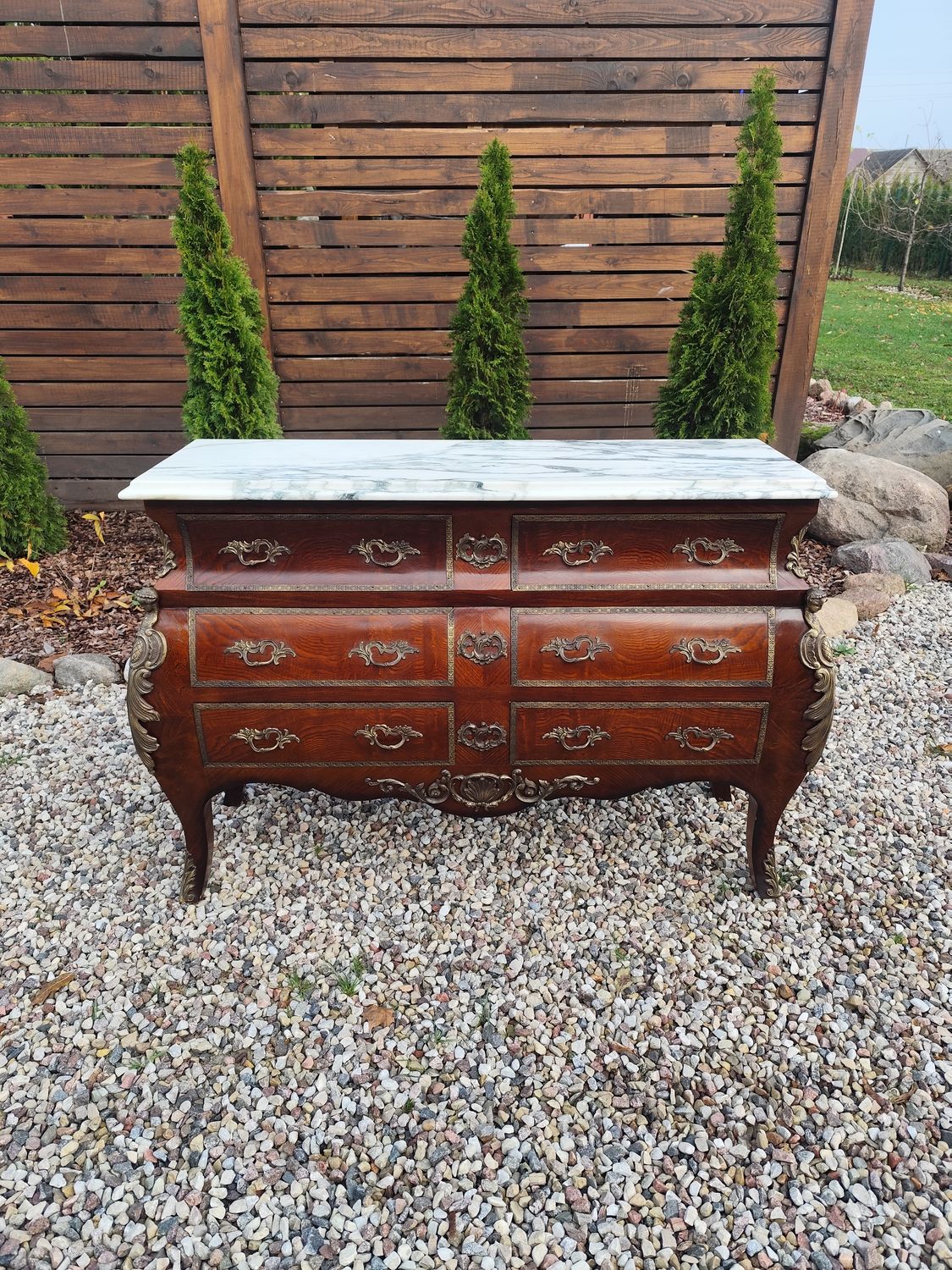 Komoda su marmuru ir bronzos papuošimais