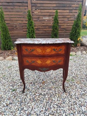 Komoda su marmuro akmeniu