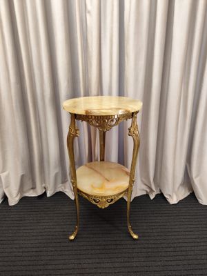 Dviaukštis stalelis su onikso akmenukais