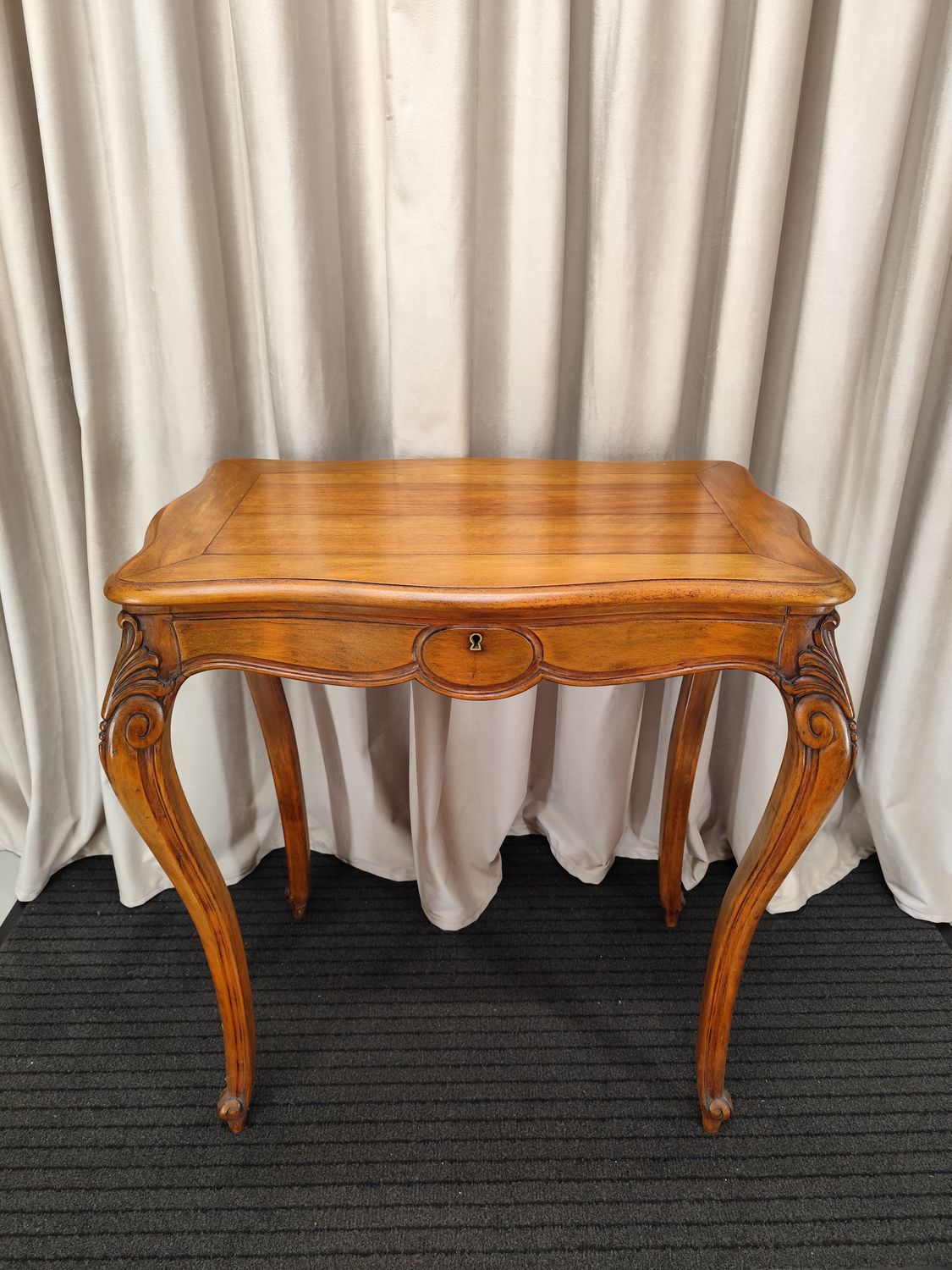 Atidaromas stalelis / konsolė