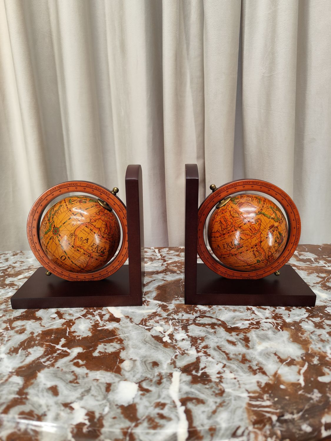 Stoveliai knygoms prilaikyti