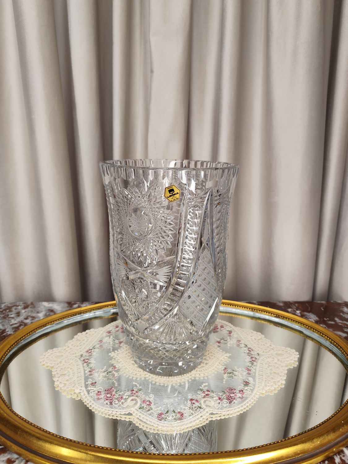 Krištolinė vaza gėlėms