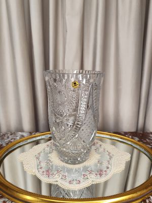 Krištolinė vaza gėlėms