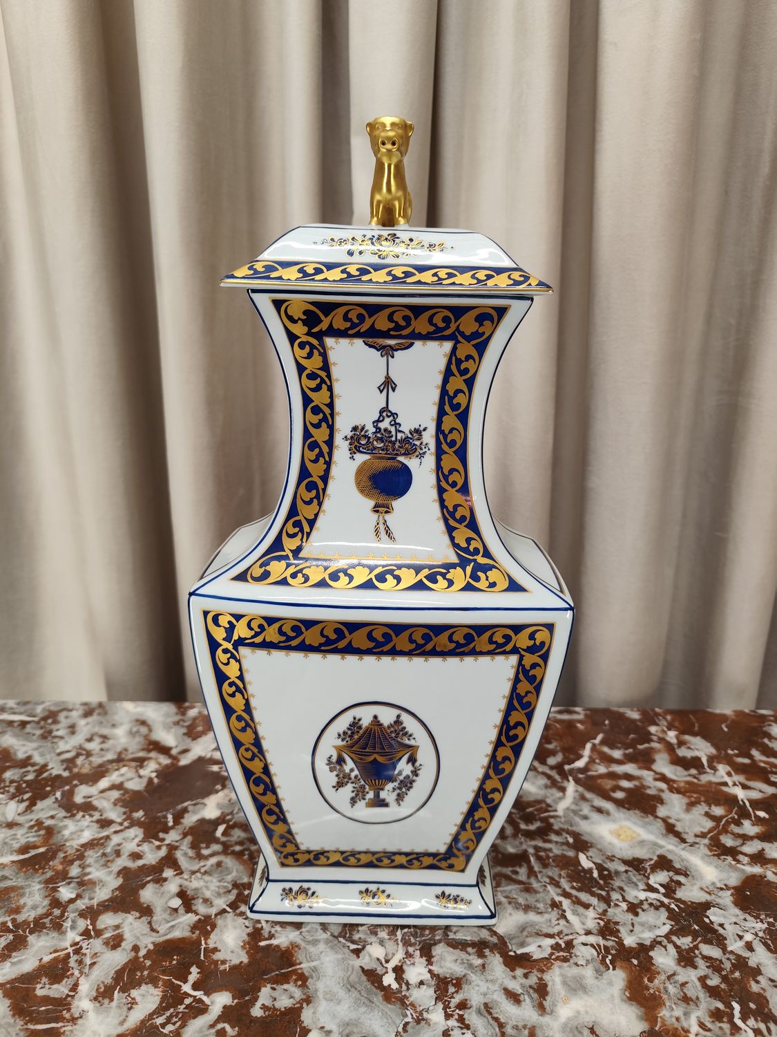 Portugališka "Vista Alegre" vaza su dangčiu