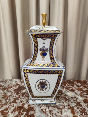 Portugališka "Vista Alegre" vaza su dangčiu