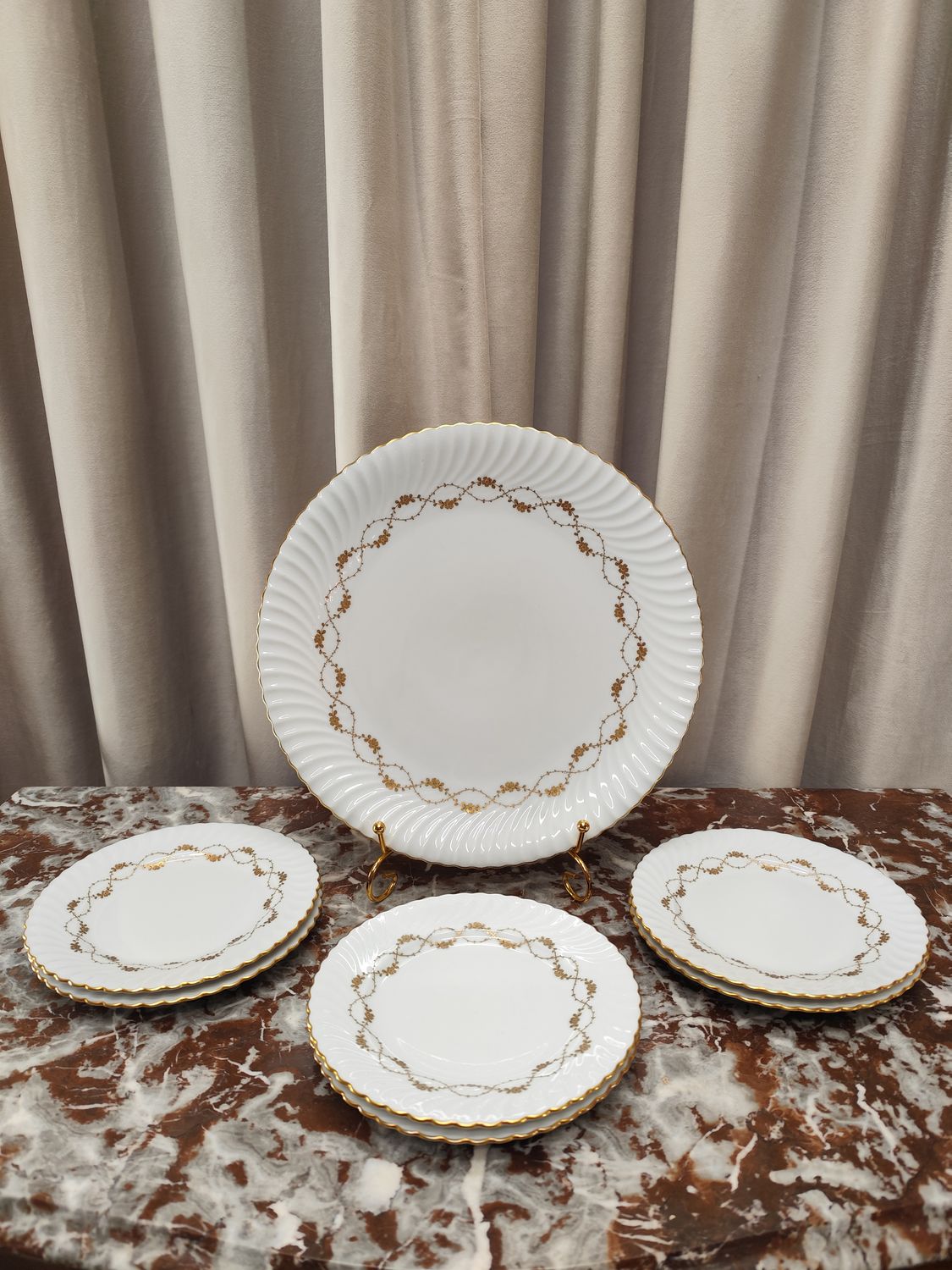 Porcelianinių lėkščių komplektas