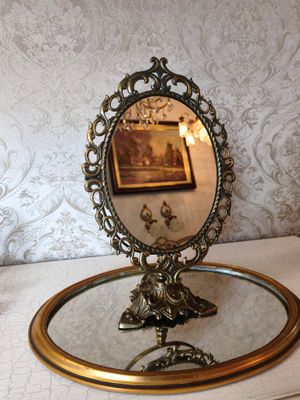 Žalvarinis pastatomas veidrodis